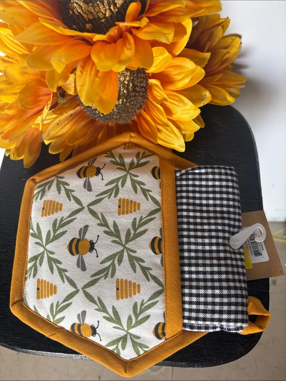 Bee Kind Hexagon Oven Mitt and Kitchen Towel Set